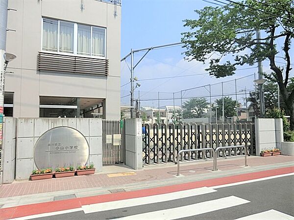 通学路は穏やかな住宅街の中の道なので、お子さんの通学も安心。