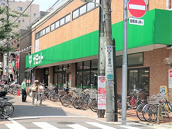 野菜の種類も多く、魚や肉も充実しています。