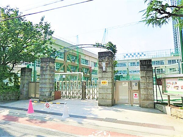 通学路は穏やかな住宅街の中の道なので、お子さんの通学も安心。