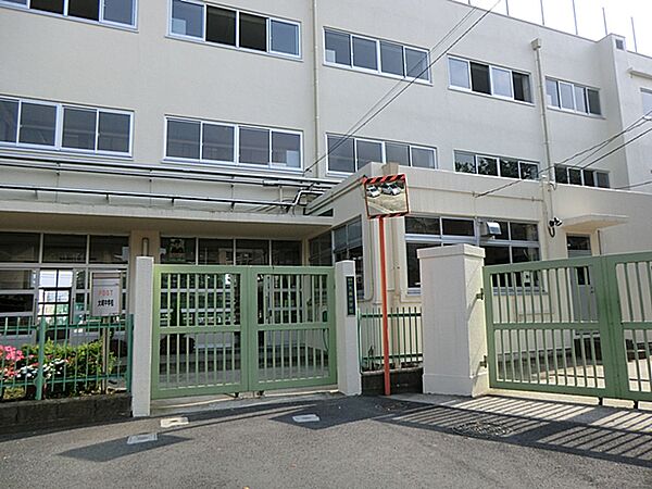 通学路は穏やかな住宅街の中の道なので、お子さんの通学も安心。