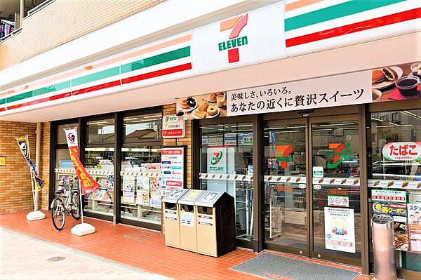 近くにコンビニがあり、ちょっとしたお買い物がしたい時に便利です。