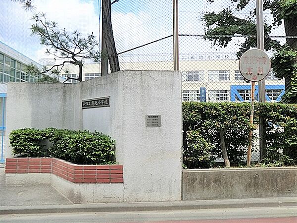 通学路は穏やかな住宅街の中の道なので、お子さんの通学も安心。