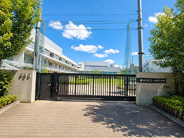 通学路は穏やかな住宅街の中の道なので、お子さんの通学も安心。