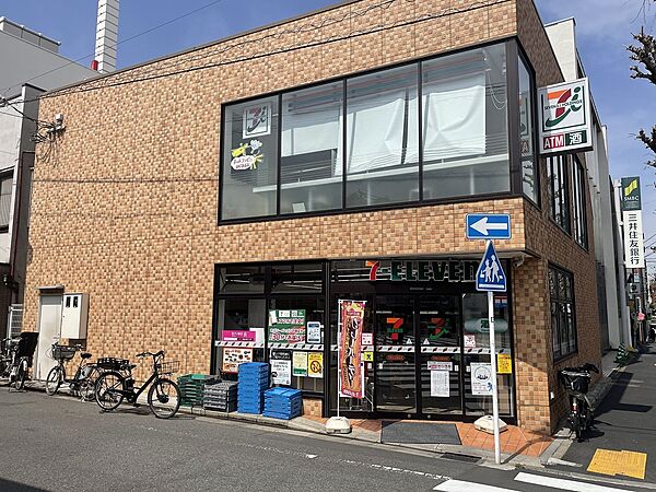 近くにコンビニがあり、ちょっとしたお買い物がしたい時に便利です。
