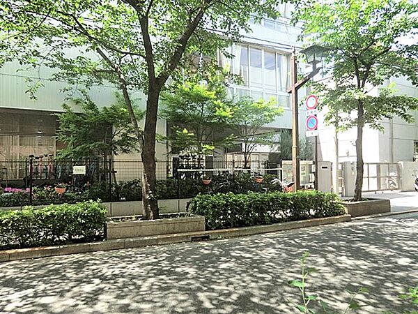 通学路は穏やかな住宅街の中の道なので、お子さんの通学も安心。