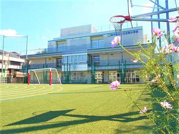 通学路は穏やかな住宅街の中の道なので、お子さんの通学も安心。