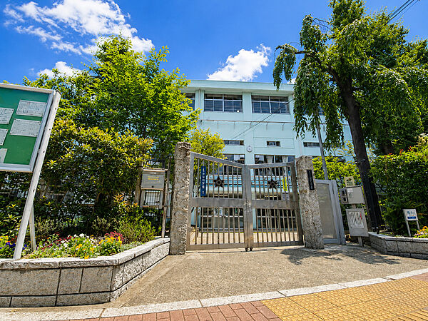 通学路は穏やかな住宅街の中の道なので、お子さんの通学も安心。