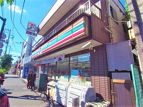 近くにコンビニがあり、ちょっとしたお買い物がしたい時に便利です。