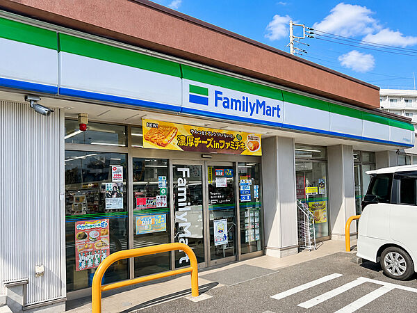近くにコンビニがあり、ちょっとしたお買い物がしたい時に便利です。