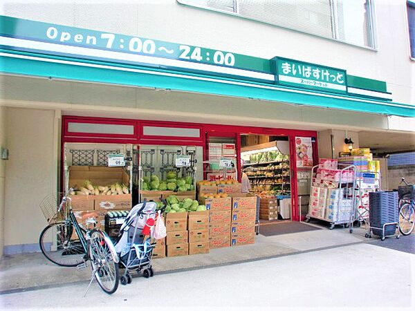 野菜の種類も多く、魚や肉も充実しています。総菜コーナーも陳列が工夫されており買い物しやすいです。