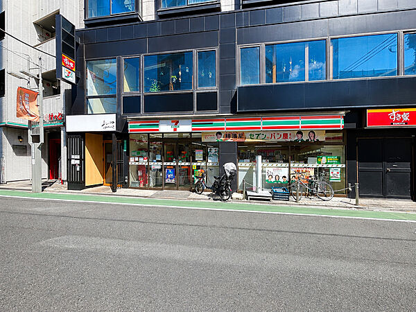 近くにコンビニがあり、ちょっとしたお買い物がしたい時に便利です。