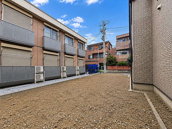 東大井周辺は、交通利便性の高さから多様な世代に選ばれている街です。最寄りの立会川駅周辺のノスタルジックな商店街でのお買い物はもちろん、少し歩けば大井町駅周辺の再開発エリアの恩恵も受けられます。