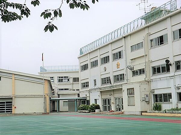 通学路は穏やかな住宅街の中の道なので、お子さんの通学も安心。