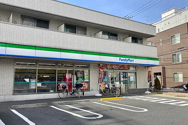 近くにコンビニがあり、ちょっとしたお買い物がしたい時に便利です。