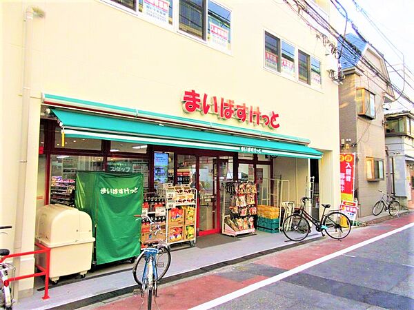 野菜の種類も多く、魚や肉も充実しています。総菜コーナーも陳列が工夫されており買い物しやすいです。