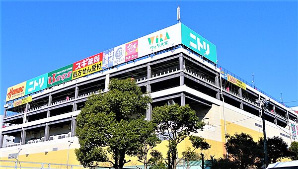 ◇多彩なニーズに応えるスーパーなどの買い物施設が充実。