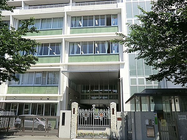 通学路は穏やかな住宅街の中の道なので、お子さんの通学も安心。