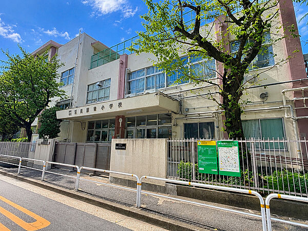 通学路は穏やかな住宅街の中の道なので、お子さんの通学も安心。