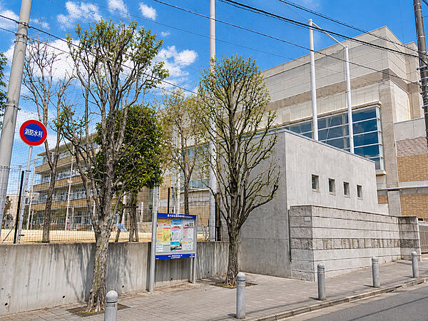 通学路は穏やかな住宅街の中の道なので、お子さんの通学も安心。