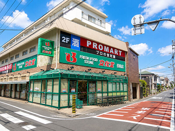 野菜の種類も多く、魚や肉も充実しています。総菜コーナーも陳列が工夫されており買い物しやすいです。
