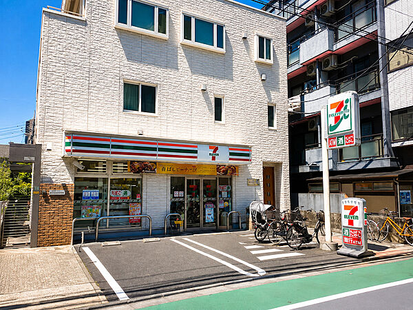 近くにコンビニがあり、ちょっとしたお買い物がしたい時に便利です。