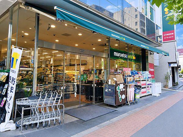 野菜の種類も多く、魚や肉も充実しています。総菜コーナーも陳列が工夫されており買い物しやすいです。