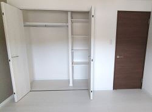 主寝室のクローゼット内には便利な可動棚を設置。収納力がアップし、デッドスペースを解消します。