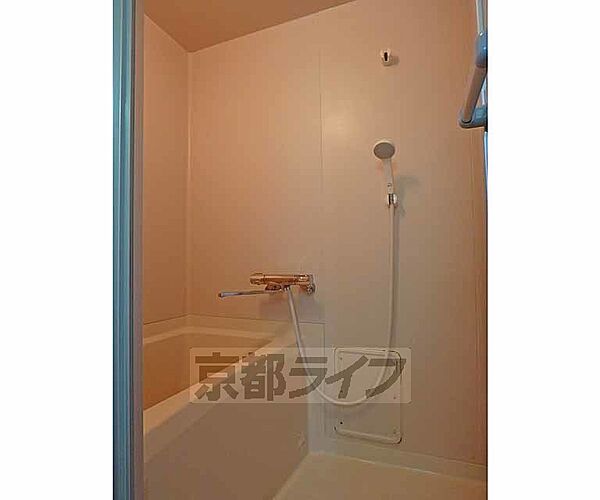 画像17:シンプルでスッキリとした浴室です。シャワーヘッドが大きめで使いやすいです。