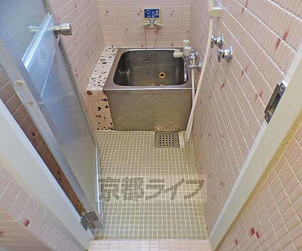 画像6:タイル張りの浴室です。
