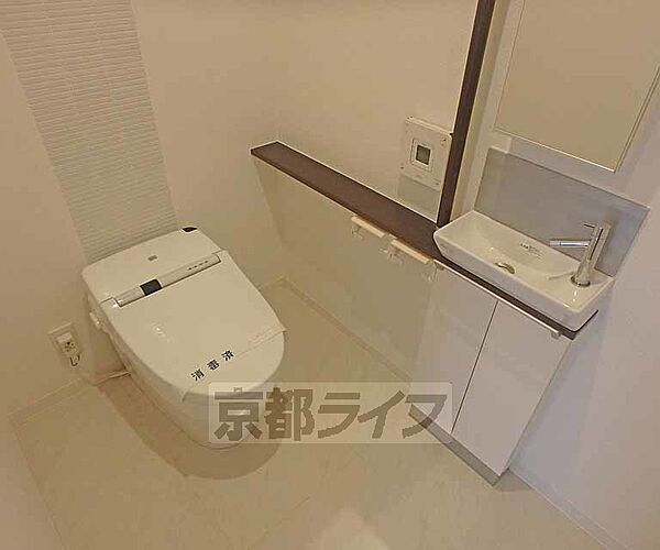 画像8:タンクレスですっきりとした洗浄機能付きトイレです。独立手洗いに収納もたっぷりあるので消耗品の収納に困りません。