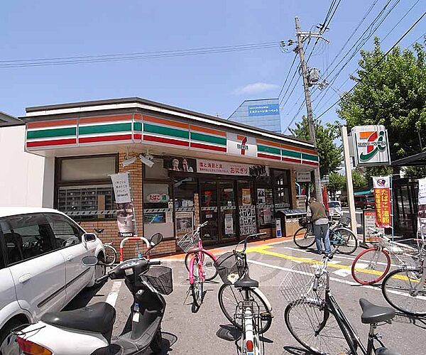 画像3:セブンイレブン京都堀川北大路店まで119m 堀川北大路の交差点。バス停も目の前でご利用しやすい立地です。
