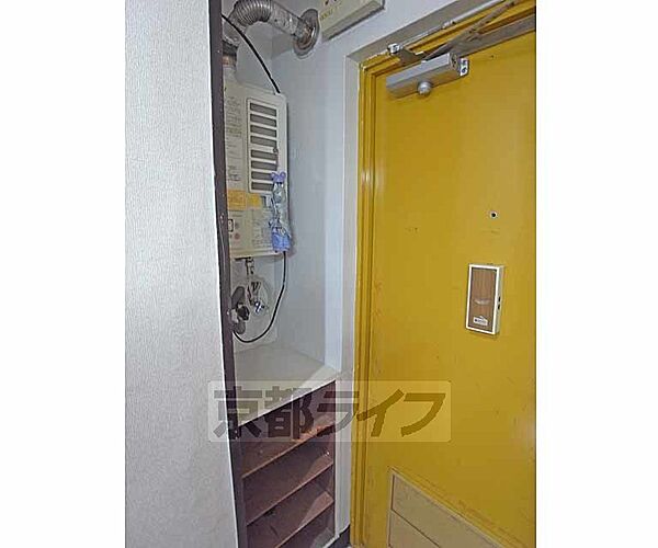 画像21:玄関収納と給湯器です。
