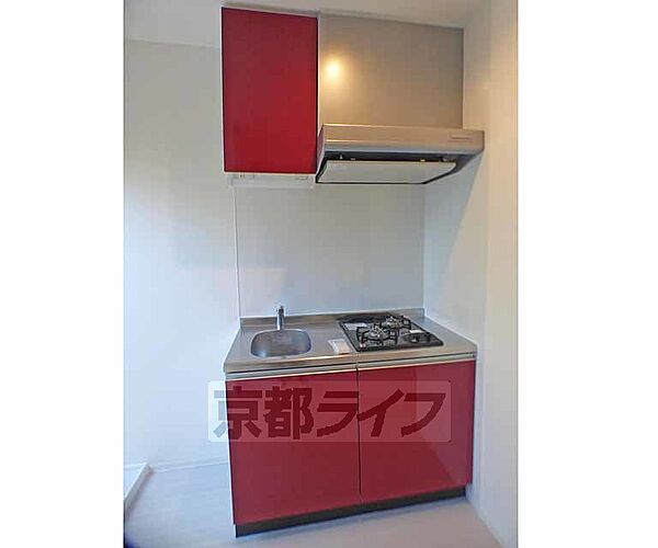 画像5:真っ赤なシステムキッチンです。