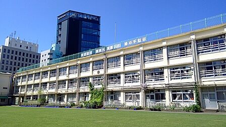 渋谷区立千駄谷小学校まで586m