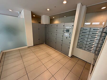 たっぷりの陽光と心地よい風が舞い込むエントランス。床から天井までの大きなガラス窓を採用しており開放的
