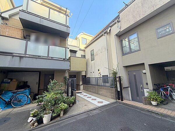 前面は、居住者のみの交通で、車の通りぬけもなく、とっても静かで落ち着いた住環境です。空室の為、室内ゆ