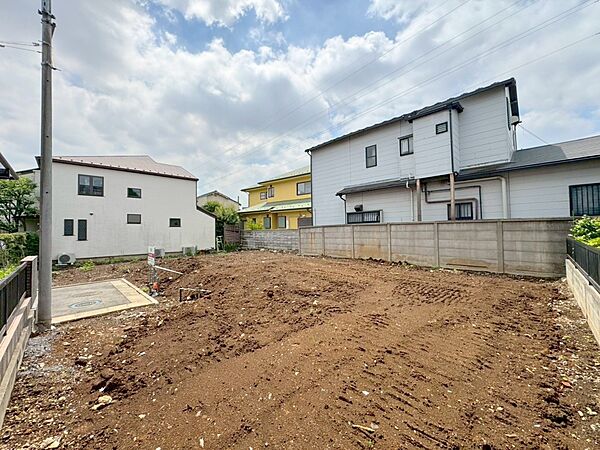 前面は、居住者のみの交通で、車の通りぬけもなく、とっても静かで落ち着いた住環境です。お客様のお好みの