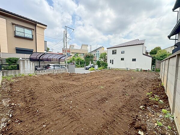 前面は、居住者のみの交通で、車の通りぬけもなく、とっても静かで落ち着いた住環境です。お客様のお好みの