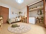 寝室：2面採光のため、どのお部屋も明るく風通し良好。収納も備わっており、すっきりとした空間で快適な毎日をお