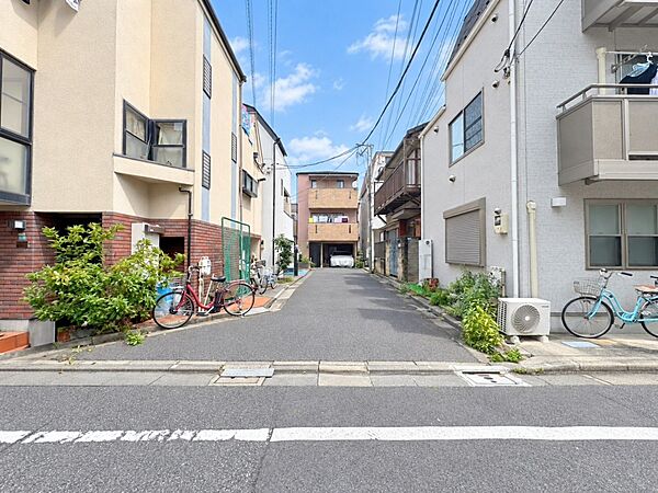 全面は居住者のみの交通で、車の通りぬけもなく、とっても静かで落ち着いた住環境です。室内大変キレイです