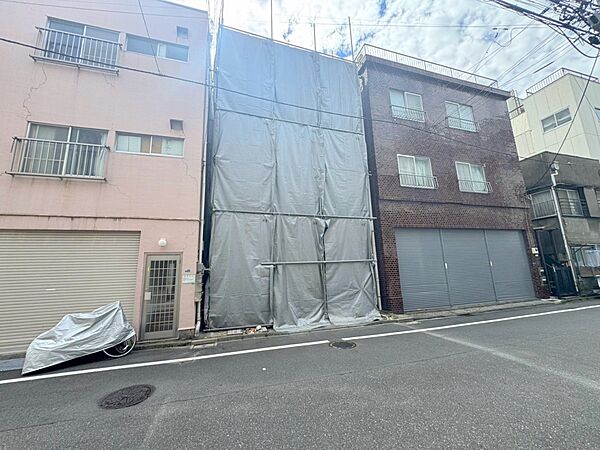 写真は解体中です解体後、更地にてお引渡し予定です建蔽率・容積率の高い収益性も確保できる土地分譲、