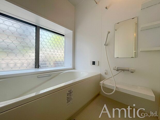 ゆったりと足を伸ばしてくつろげる綺麗で清潔感のある色味の浴室。家計に優しいオートバス