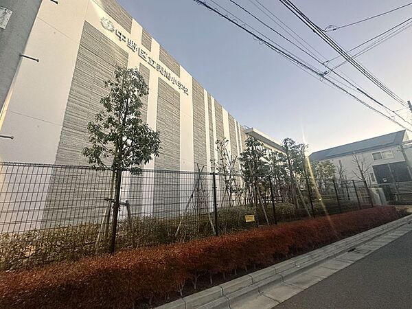 中野区立美鳩小学校まで286m