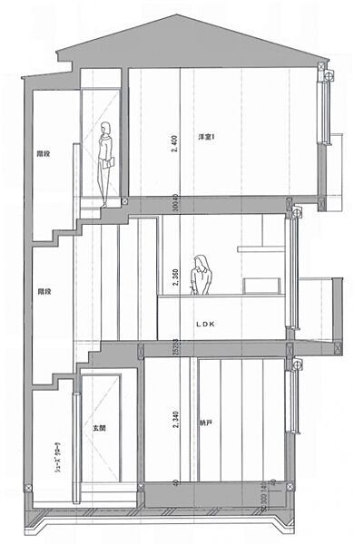 断面図　リビングには吹抜け天井を配しており、開放感を感じる空間となっています