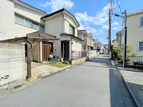 西側約4.0ｍ道路　すっきりした印象の現地です　周辺は街灯が整備されており、お子様や、帰りが遅