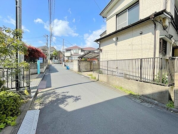 西側約4.0ｍ道路　すっきりした印象の現地です　周辺は街灯が整備されており、お子様や、帰りが遅