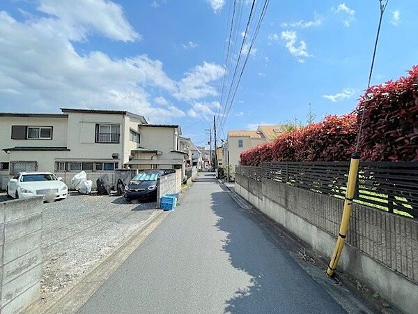 西側約4.0ｍ道路　すっきりした印象の現地です　周辺は街灯が整備されており、お子様や、帰りが遅