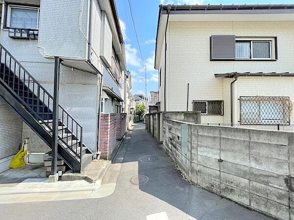 東側公道はセットバックにより幅員約3ｍに広がります。西側約4.0ｍ道路にも面しており2方に開けた開放感