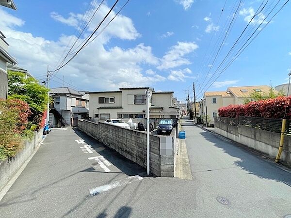 周辺は車通りが少なく長閑な雰囲気の広がる住宅街です