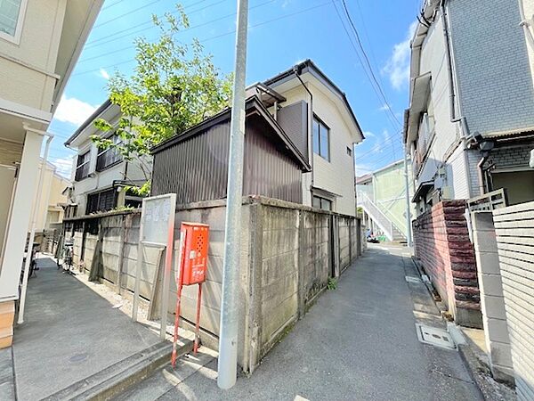 東南側より撮影　西側約4.0ｍ道路にも面しており2方に開けた開放感がポイントです。
